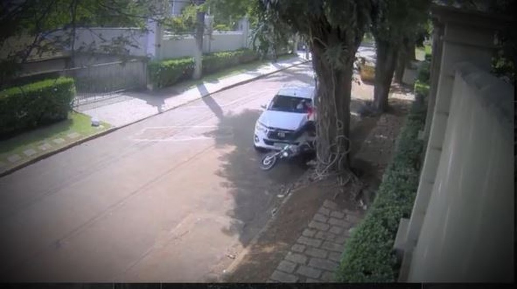 Motorista atropela motoboy em briga no trânsito de Campinas — Foto: Reprodução/Fantástico