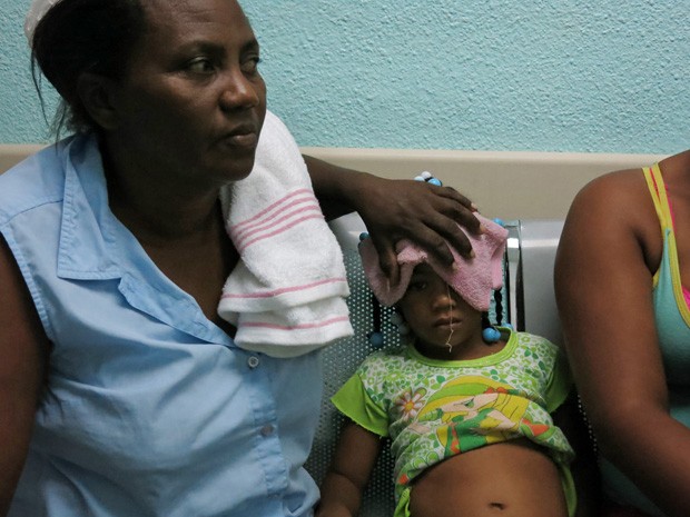Foto de 15 de maio mostra a garota Karla Sepulveda, de 5 anos, que foi infectada pelo vírus chikungunya, em hospital da cidade de Boca Chica, na República Dominicana (Foto: AP Photo/Ezequiel Abiu Lopez)