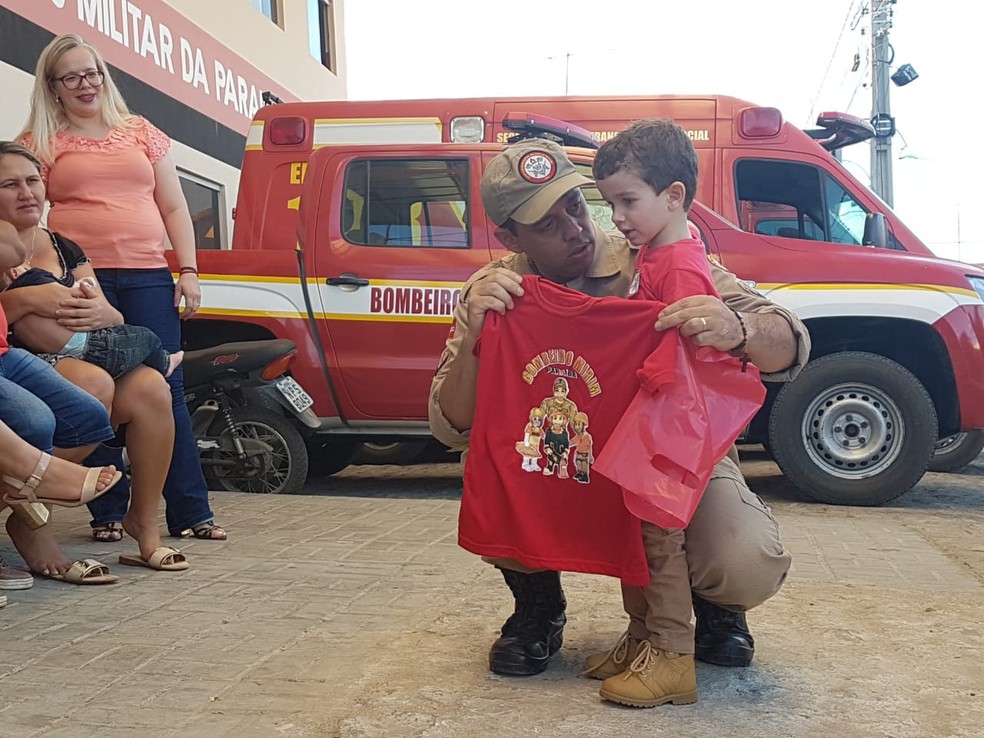 Menino ganhou presente dos bombeiros durante festa de aniversário na sede do 6º Batalhão em Sousa, na Paraíba (Foto: Beto Silva/TV Paraíba)