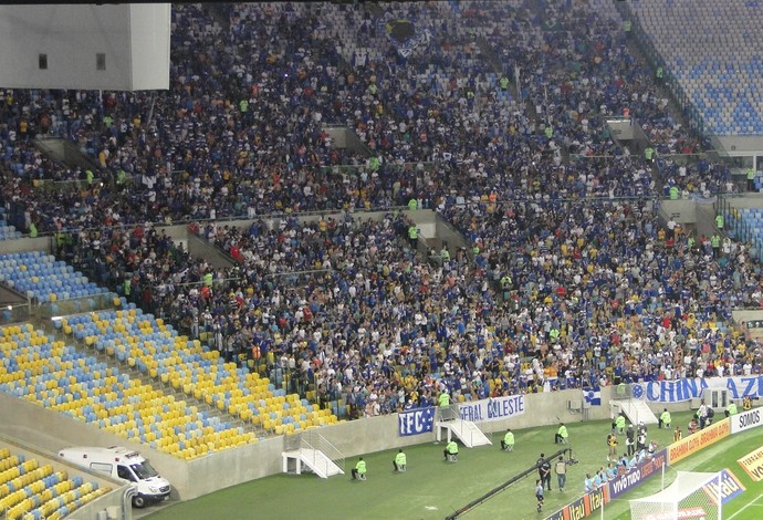 Força ao líder: torcedores do Cruzeiro invadem e fazem festa no Maracanã