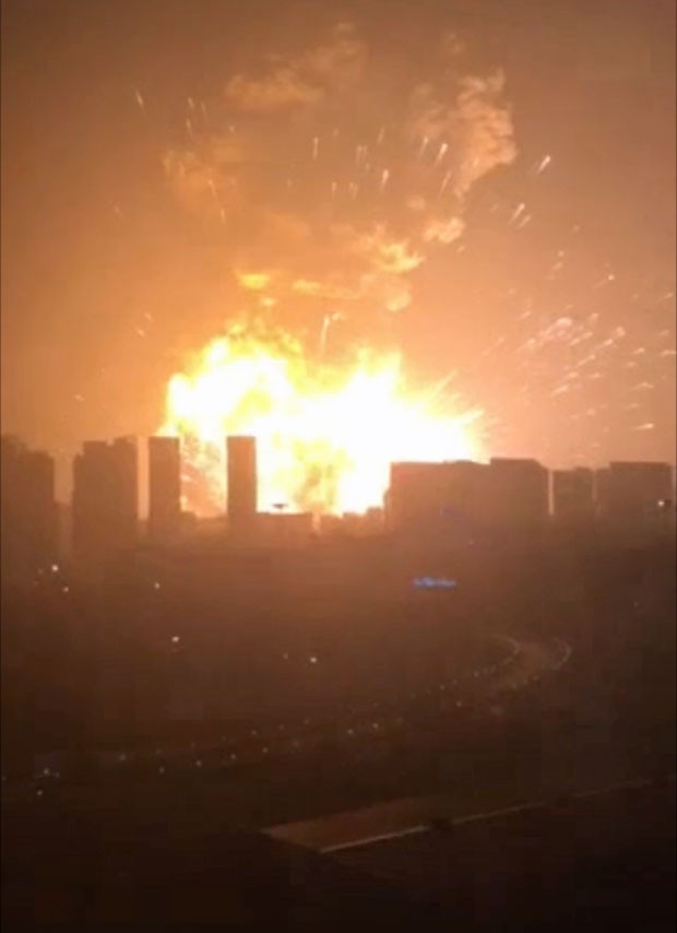 Vídeo publicado na rede social Weibo mostra a explosão em Tianjin (Foto: Reprodução/Weibo/郑远)