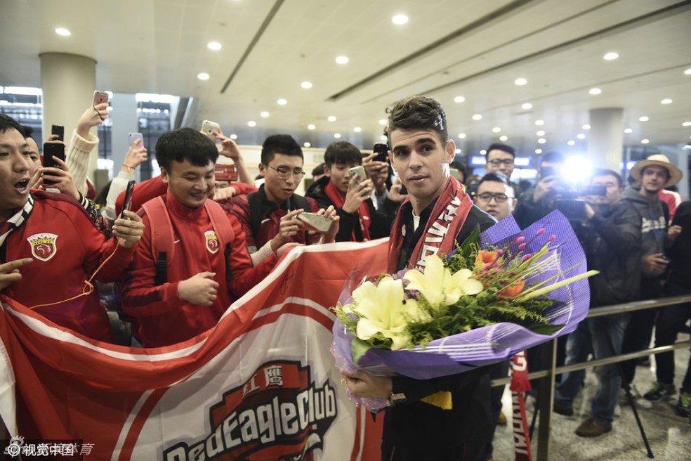 Chegada de Oscar ao Shanghai, em 2017  Foto: Reproduo: sina.com