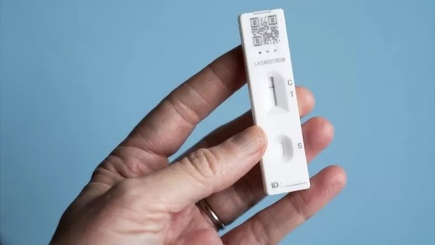 Testes rápidos de antígeno foram aprovados em janeiro pela Anvisa e estão disponíveis desde março em farmácias (Foto: PA MEDIA via BBC)