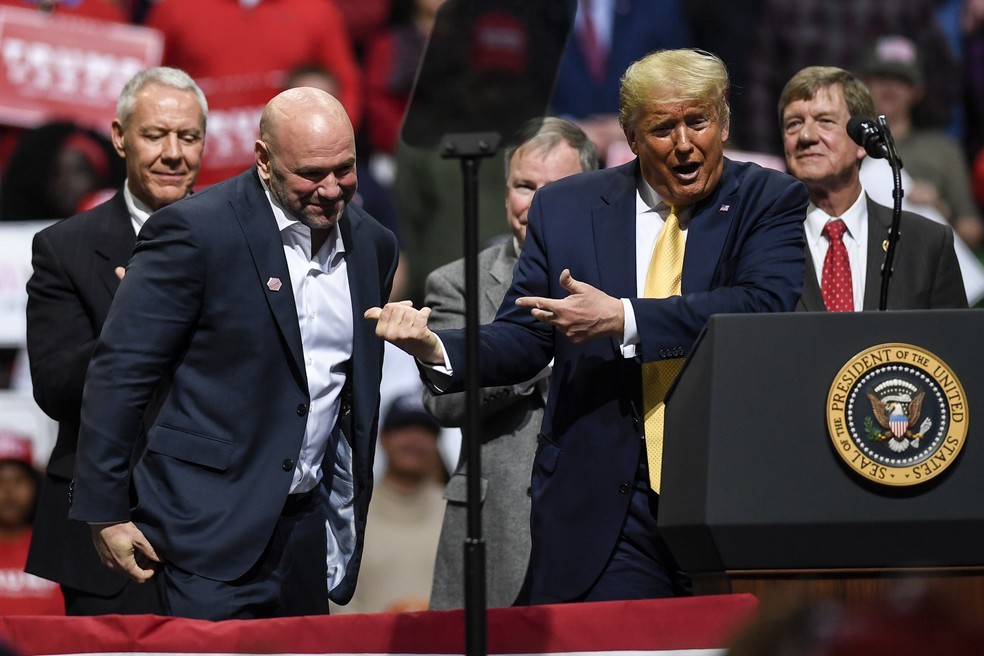 Dana White (esq.) é apresentado por Donald Trump (dir.) em palanque de evento de campanha este ano — Foto: AAron Ontiveroz/The Denver Post/Getty Images