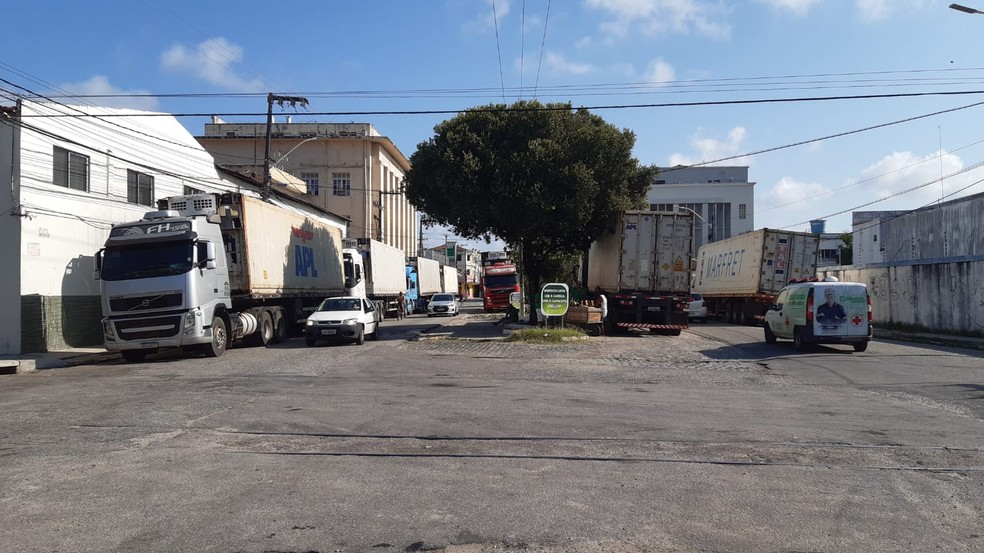 Caminh&otilde;es formam fila e  engarrafamento &eacute; registrado na entrada do Porto de Natal &mdash; Foto: S&eacute;rgio Henrique Santos/Inter TV Cabugi