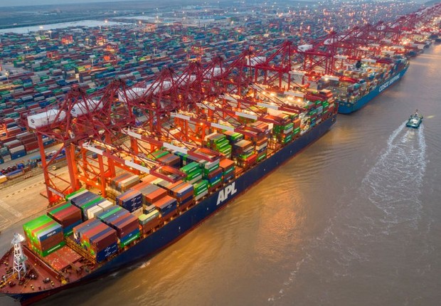 O porto de Xangai é o maior do mundo em movimentação de carga (Foto: GETTY IMAGES (via BBC))