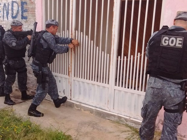 Agentes do GOE durante abordagem para localizar pernambucano foragido da Justiça. (Foto: Divulgação / GOE)