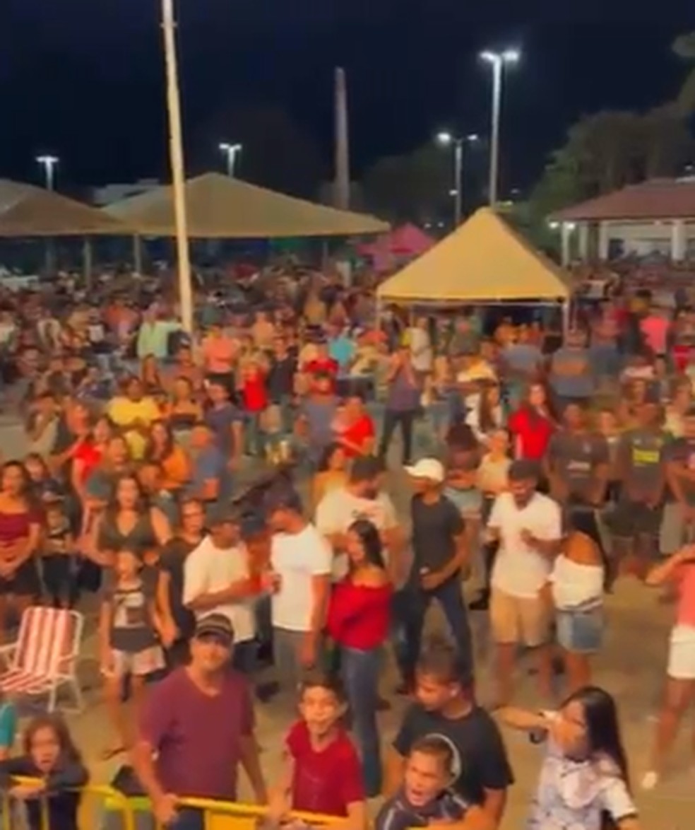 Plateia foi instigada a vaiar os palhaços durante 'show' em Guarantã do Norte — Foto: Reprodução
