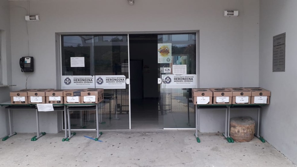 Maior escola municipal da capital de SC colocou materiais impressos em caixas para os alunos — Foto:  E.B Herondina Medeiros Zeferino/Divulgação