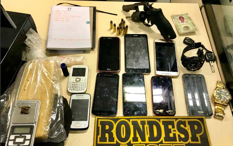 Celulares, arma, balanÃ§a e drogas achadas com grupo apontado por roubar carro em IrarÃ¡, na Bahia â?? Foto: DivulgaÃ§Ã£o/PolÃ­cia Militar
