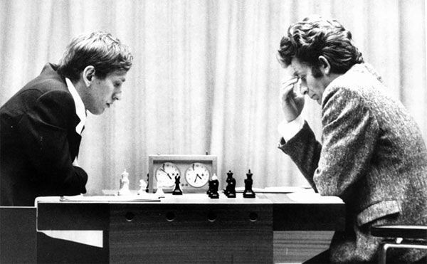 Bobby Fischer jogando contra Boris Spassky em 1972 (Foto: Pinterest)