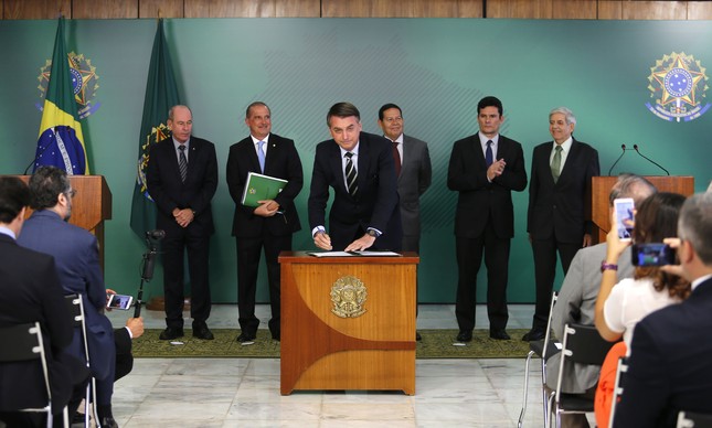 Bolsonaro assina decreto da posse de armas