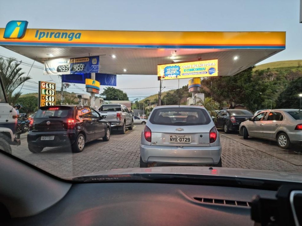 Motoristas fazem filas nos postos de Juiz de Fora após Petrobras anunciar  aumento no preço dos combustíveis | Zona da Mata | G1