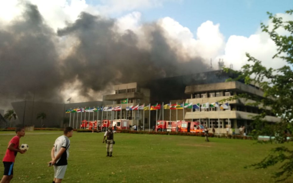 Corpo de bombeiros está no prédio da Alba (Foto: Vanderson Nascimento/TV Bahia)