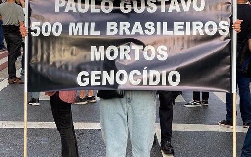 Mônica Martelli relembra Paulo Gustavo em protesto e viúvo agradece ato
