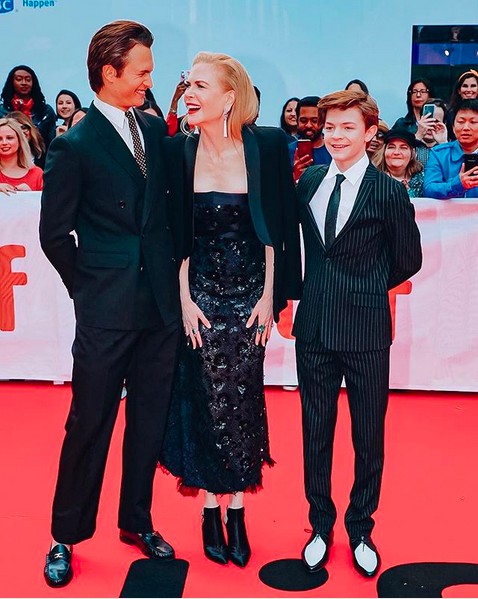 Uma foto compartilhada pela atriz Nicole Kidman mostrando sua passagem pelo red carpet do Festival de Cinema de Toronto, na companhia dos atores Ansel Elgort e Oakes Fegley (Foto: Instagram)