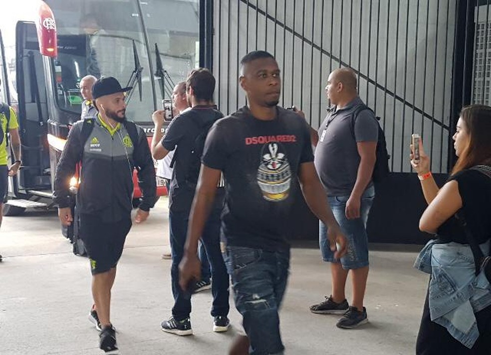Juan tem ido "&agrave; paisana" aos jogos e participado do vesti&aacute;rio do Flamengo &mdash; Foto: Marcelo Baltar