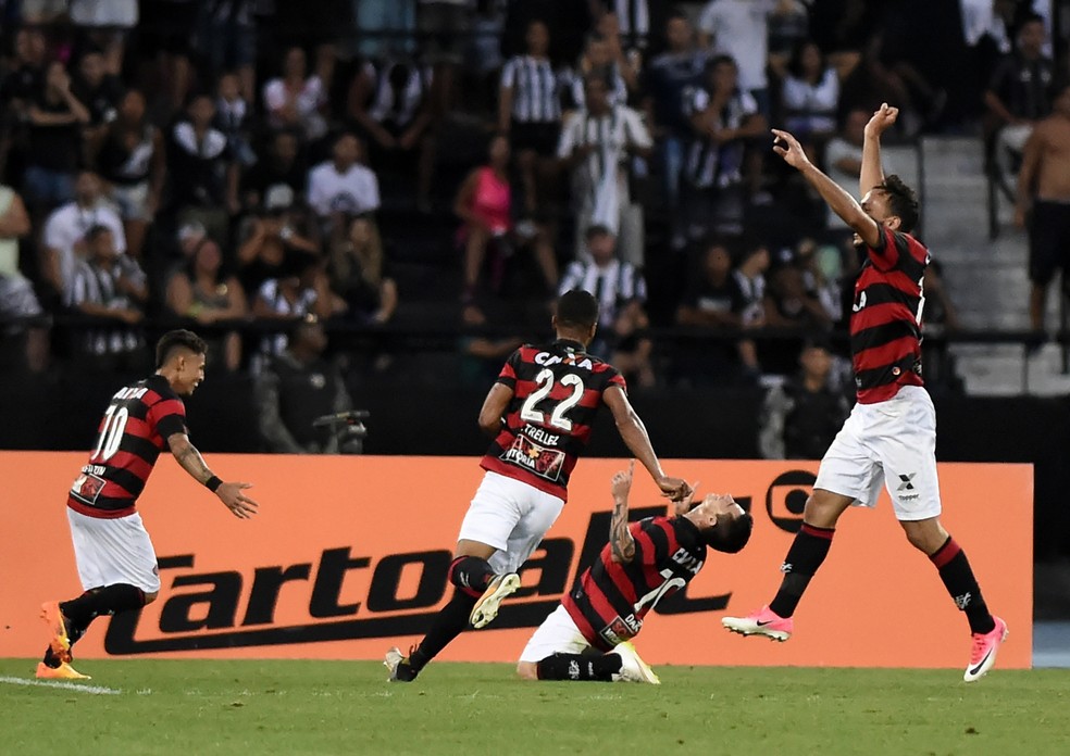 Resultado de imagem para Vitória vence o Botafogo de virada e é o 10º colocado