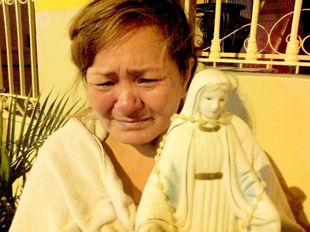 'Perdi tudo e só consegui salvar a minha santa', chora moradora da vila (Foto: Mônica Dias/G1 AM)