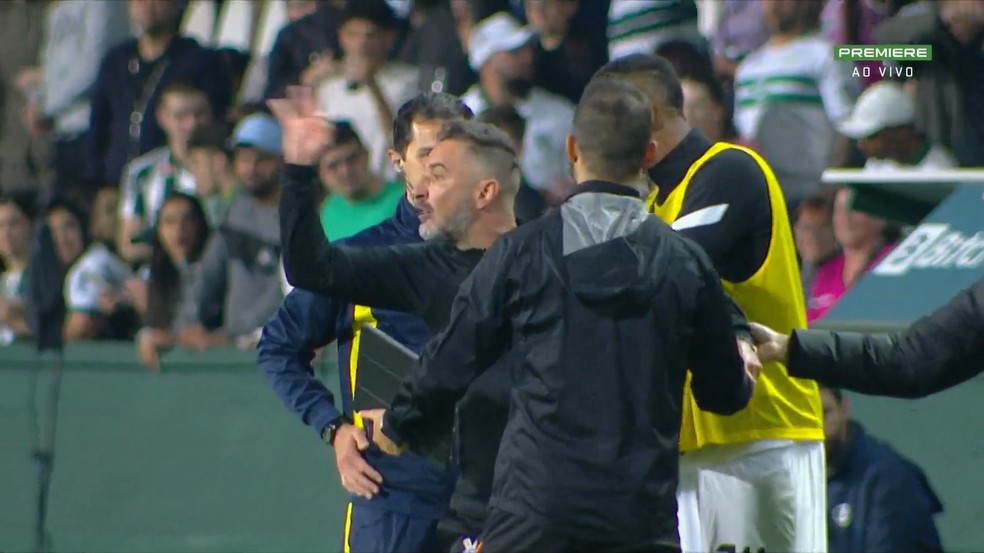 V&iacute;tor Pereira fica "pistola" ap&oacute;s expuls&atilde;o em Coritiba 2 x 2 Corinthians: treinador seria julgado no STJD &mdash; Foto: Reprodu&ccedil;&atilde;o
