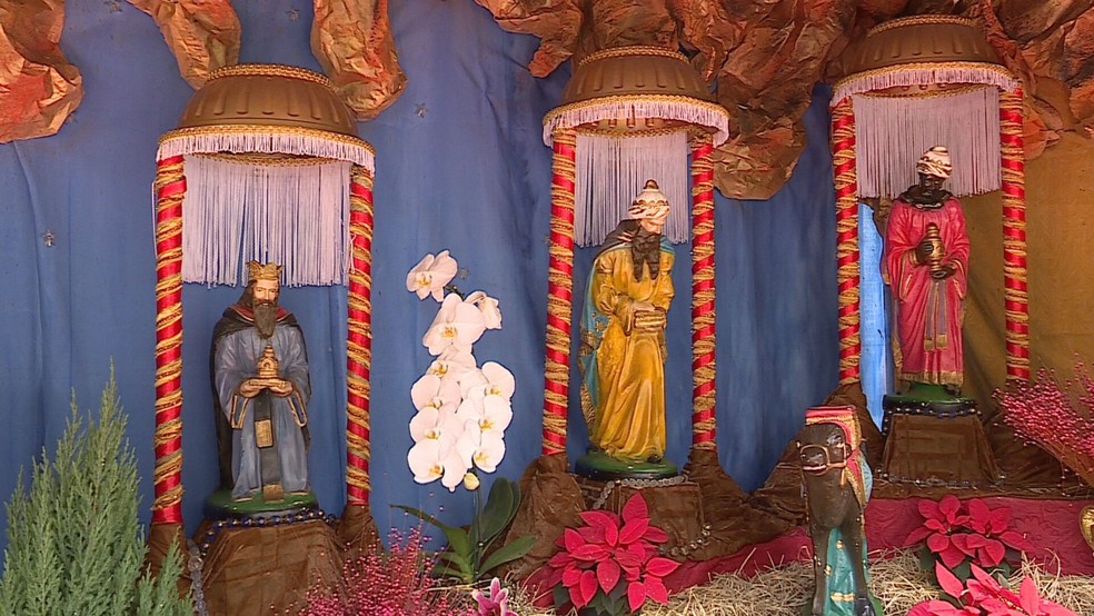 Presépio montado há 25 anos, no quintal de casa, é atração turística em Lagoa Santa — Foto: TV Globo/ Reprodução