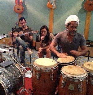 Ju Moraes grava com Carlinhos Brown (Foto: Reprodução)