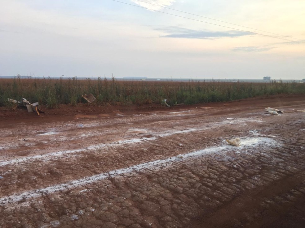 Parte do produto ficou espalhado em estrada após tentativa de assalto em Campos de Júlio — Foto: Polícia Civil de Campos de Júlio (MT)/Divulgação