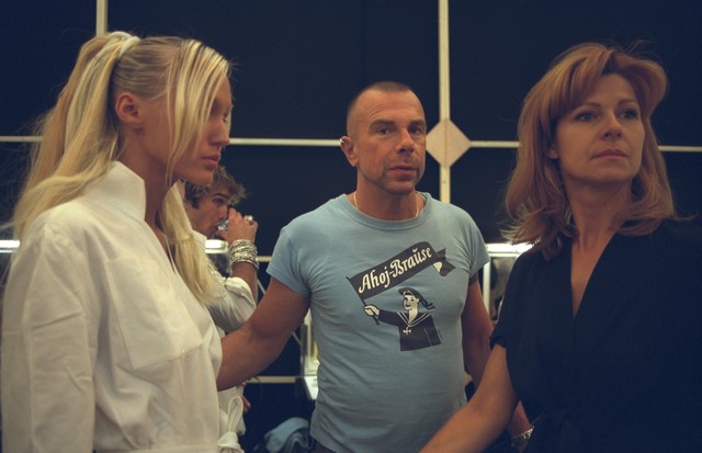 TH. MUGLER: FASHION PARADE/BACKSTAGE, SPRING/SUMMER PRET-A-PORTER COLLECTION 2001 (Photo by Stephane Ruet/Sygma via Getty Images) (Foto: Sygma via Getty Images)