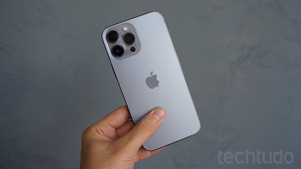 iPhone 13 Pro Max na mão — Foto: Thássius Veloso/TechTudo