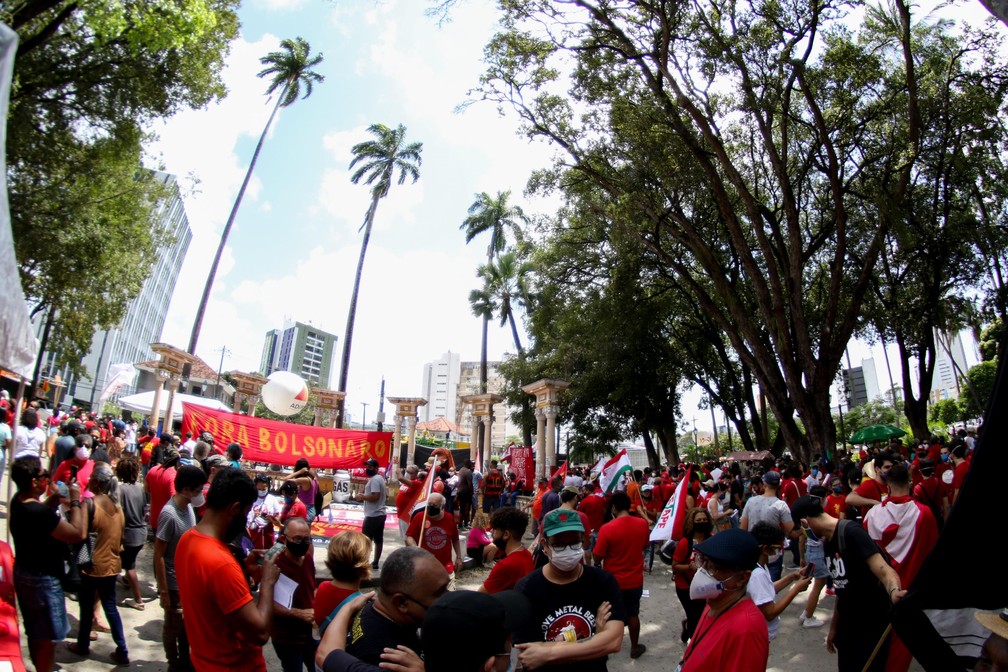 Recife (PE) - Protesto contra o presidente Jair Bolsonaro neste sábado (2), na área Central de Recife (PE) — Foto: Marlon Costa/Futura Press/Estadão Conteúdo