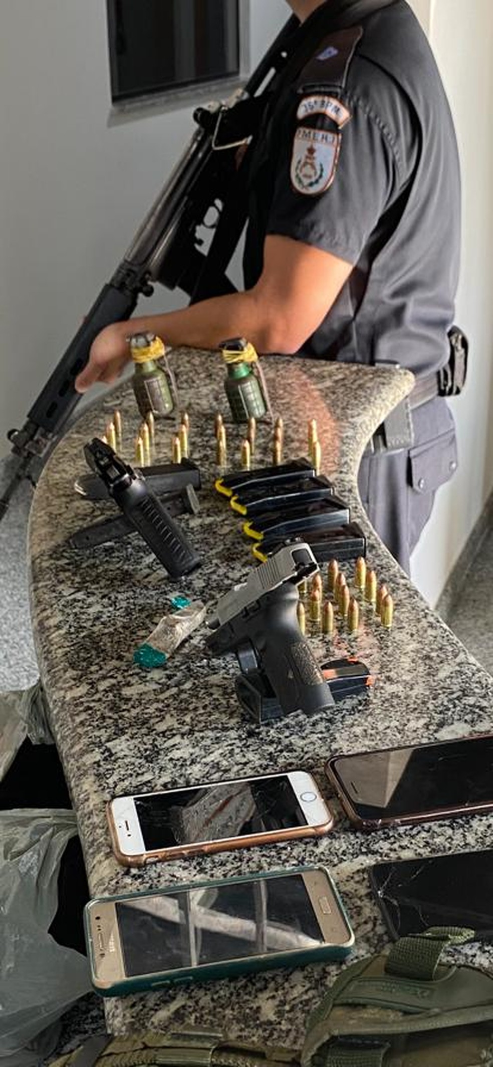 Armas e munições apreendidas em Miracema, no RJ — Foto: Divulgação/PM