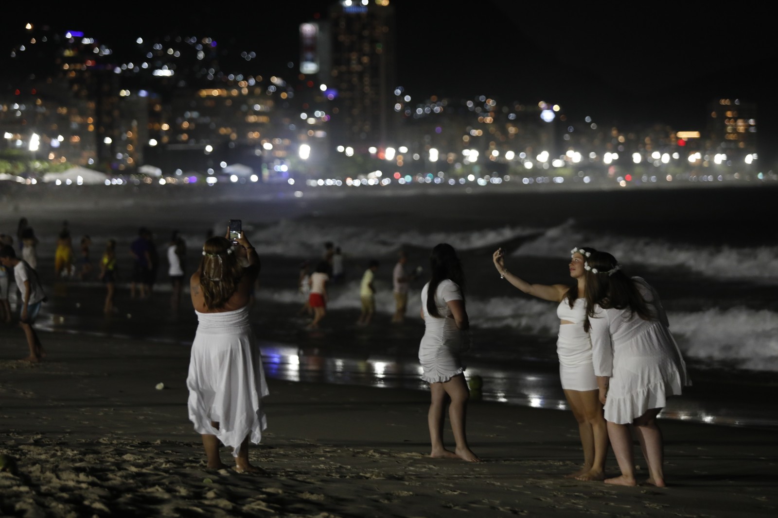 Movimentação na Praia de Copacabana na noite de Ano Novo. — Foto: Guito Moreto / Agência O Globo