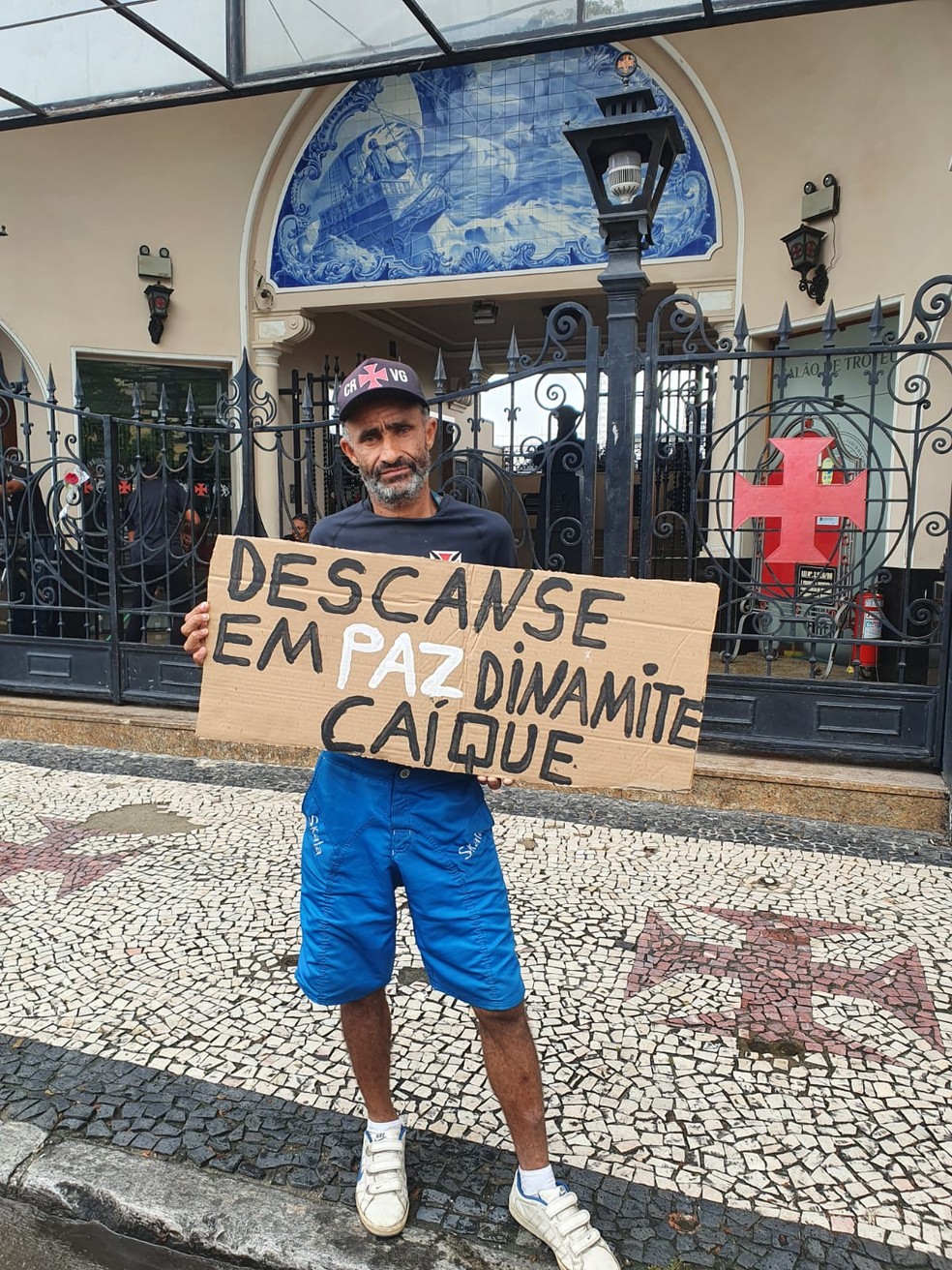 Torcedor faz homenagem para Dinamite — Foto: Jamille Bullé