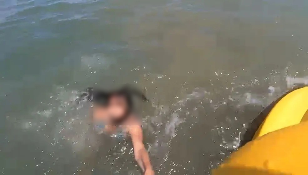Adolescente de 16 anos foi resgatada de afogamento em Praia Grande — Foto: Reprodução/GBMar