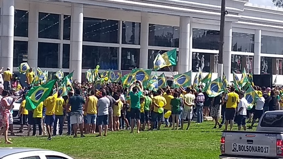Manifestação a favor do presidenciável Jair Bolsonaro (PSL) em Araçatuba (SP) neste domingo (21) — Foto: Patrícia Dias/TV TEM