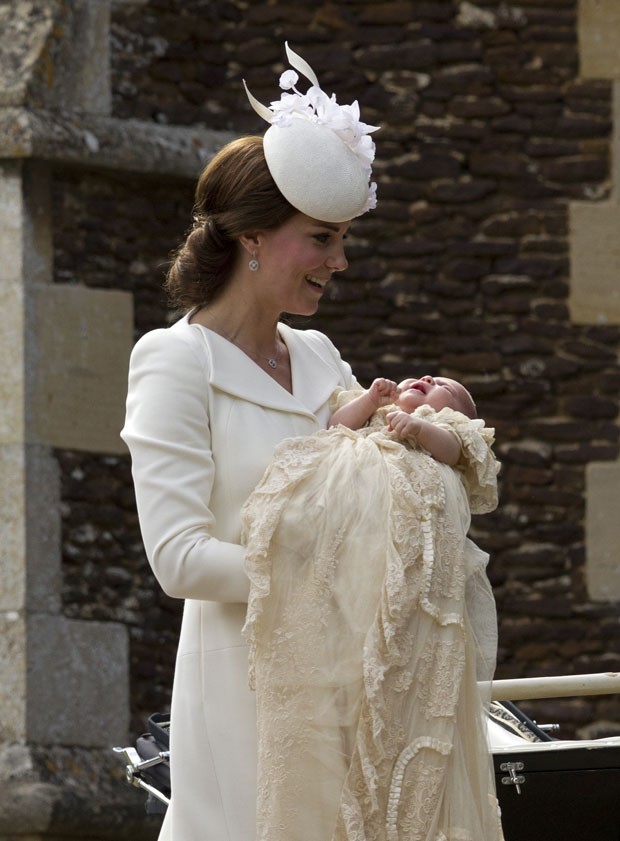 A a duquesa de Cambridge, Kate Middleton, carrega a princesa Charlotte para batizado (Foto: Matt Dunham/AP)