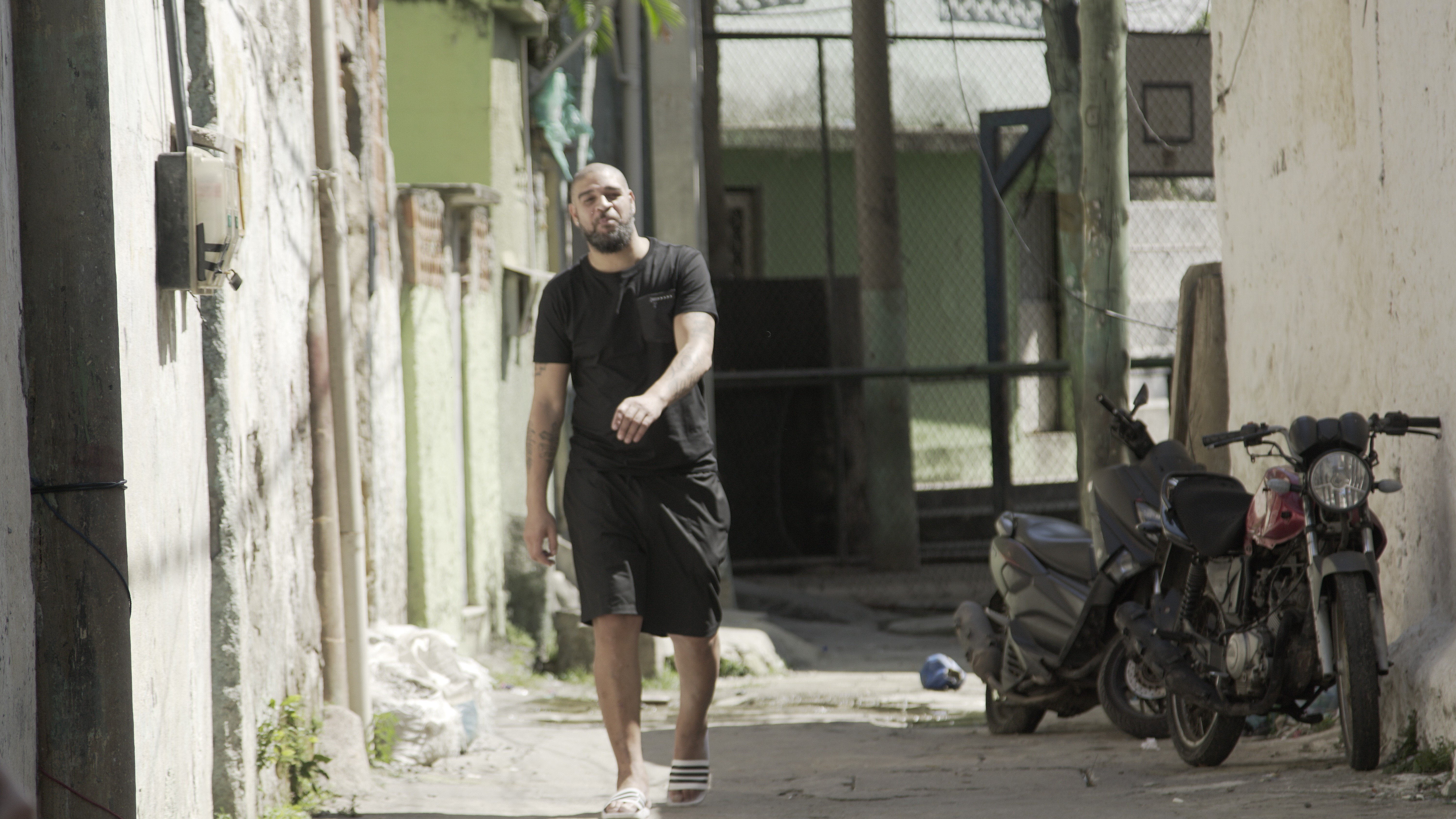 Adriano Imperador durante as gravações de sua série documental, na Vila Cruzeiro (Foto: Divulgação/Paramount+)