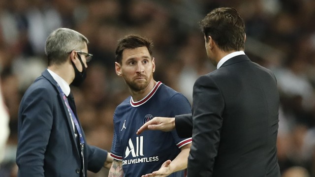 Messi cumprimenta Mauricio Pochettino ao ser substituído em PSG x Lyon