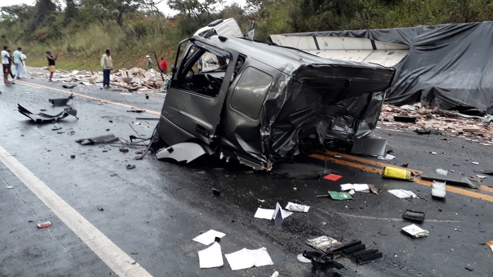 Cabine de uma das carretas foi arrancada com no acidente â€” Foto: Ederson Soares/Inter TV