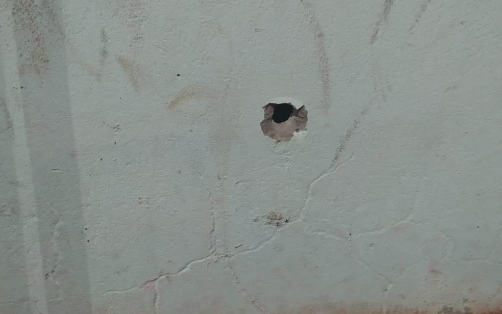 Marca de tiro em parede de bar em que jovem diz ter sido agredido por guardas municipais em Palestina de Goiás — Foto: Reprodução/Polícia Civil