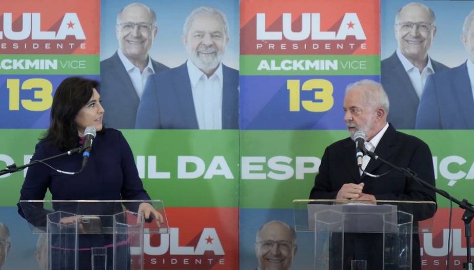 A senadora Simone Tebet (MDB) e o ex-presidente Luiz Inácio Lula da Silva (PT) em fala à imprensa em 7 de outubro de 2022 em São Paulo