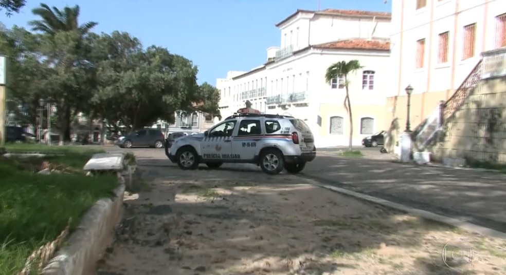 Viatura da Polícia Militar estaciona em calçada no centro histórico da capital maranhense. (Foto: Reprodução/TV Globo)