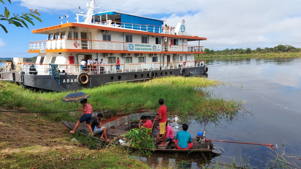 Moradores de comunidades ribeirinhas buscaram o atendimento de saúde ofertado pelo Abaré — Foto: Ascom/Projeto Saúde e Alegria