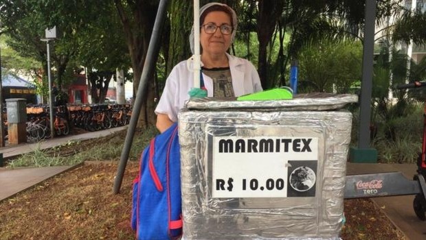 BBC: A marmiteira Socorro Bezerra precisa vender 17 marmitas por dia para cumprir a meta (Foto: BBC)