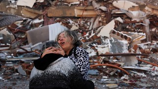 Mulher chora após terremoto em Hatay, Turquia, nesta terça (7) — Foto: Umit Bektas/Reuters