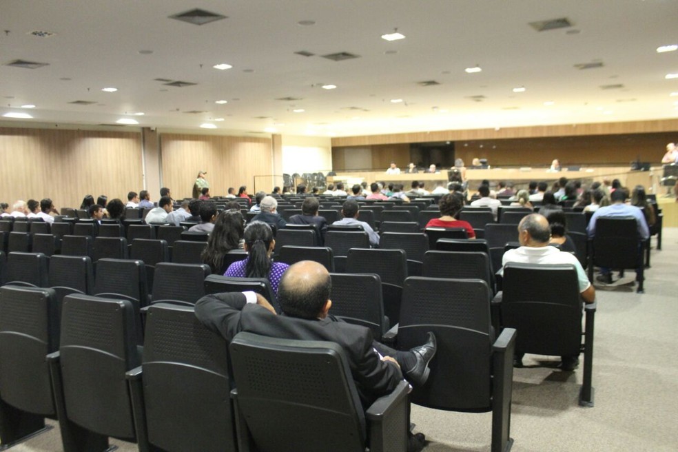 Muitas pessoas acompanharam a audiência no Tribunal Popular do Júri (Foto: José Marcelo/G1)