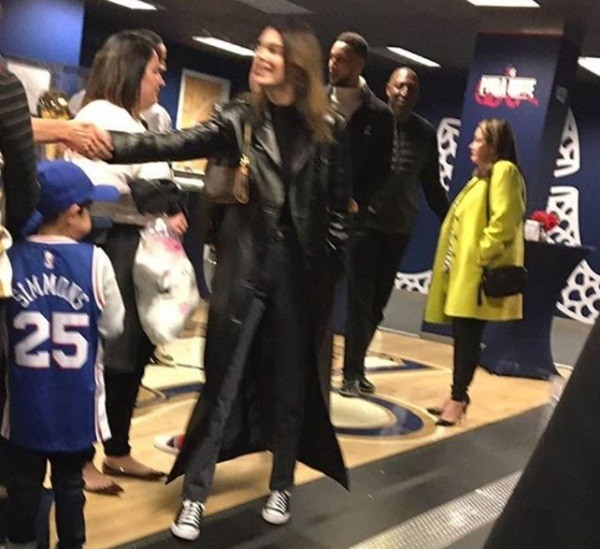 Kendall Jenner (de mão esticada) com o jogador de basquete Ben Simmons e seus pais em bastidores de jogo (Foto: Instagram)