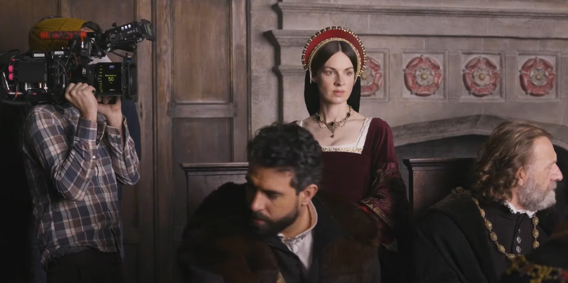 Tom Cullen como Thomas Seymour e Jessica Raine como Catherine Parr nos bastidores de Becoming Elizabeth (Foto: reprodução / StarzPlay)