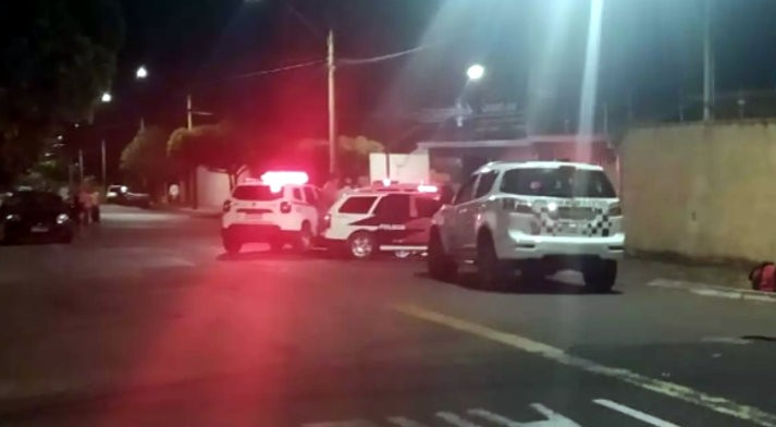 Jovem é morto a tiros e pai é baleado em Araraquara após discussão em bar
