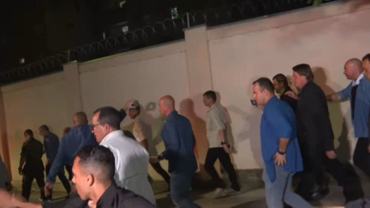 Bolsonaro causa tumulto em caminhada entre pizzaria e Comando Militar do Sudeste, na Zona Sul de SP